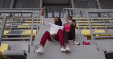 Zinde siyah kızlar koştuktan sonra akıllı telefonlarıyla kendilerini tatmin ediyorlar.