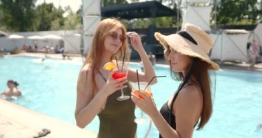 Bayan arkadaşlar bilardoda içmekten zevk alıyorlar.