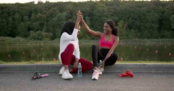 Nero femmina amici avendo un resto dopo jogging — Video Stock