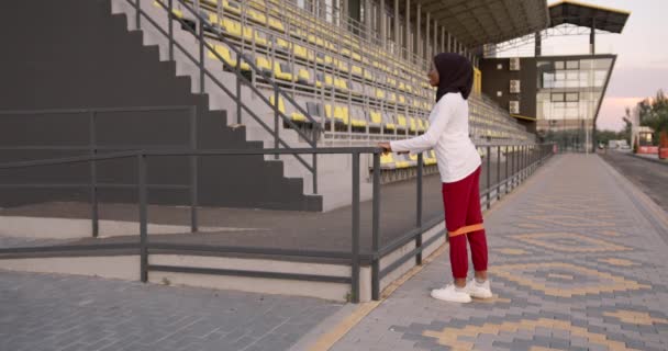 Ευτυχισμένο κίνητρο μαύρο γυναίκα κάνει ασκήσεις για τα πόδια με λωρίδες από καουτσούκ — Αρχείο Βίντεο