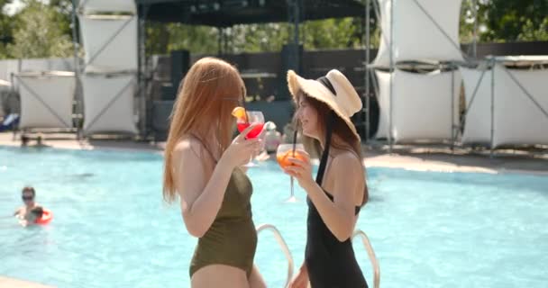 Kobiety przyjaciół korzystających napoje stojące na basenie — Wideo stockowe