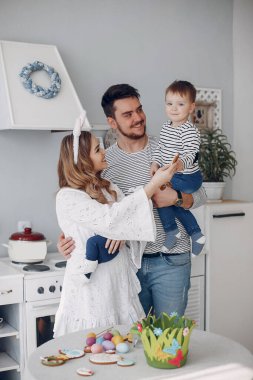 Küçük oğlu mutfakta olan bir aile.