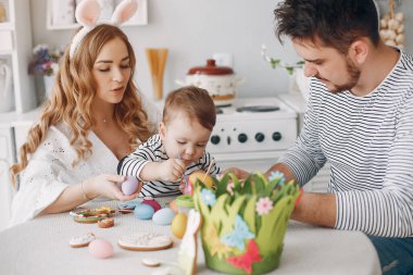 Küçük oğlu mutfakta olan bir aile.