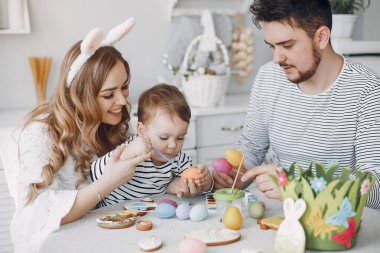 Küçük oğlu mutfakta olan bir aile.