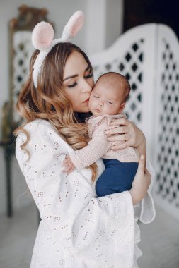 Anne ve küçük kızı bir odada.