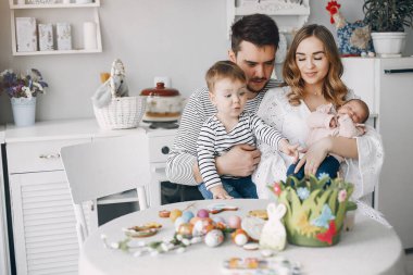 Küçük oğlu mutfakta olan bir aile.