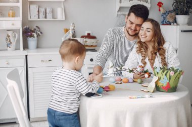 Küçük oğlu mutfakta olan bir aile.