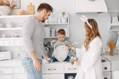 Küçük oğlu mutfakta olan bir aile.