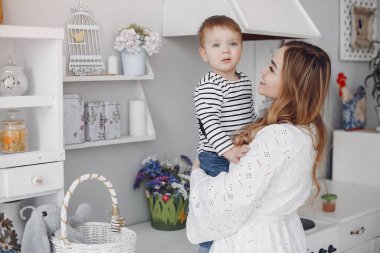 Güzel anne ve küçük oğlu mutfakta.