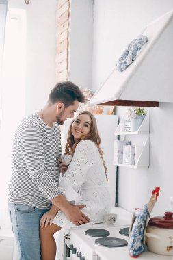 Güzel bir çift mutfakta vakit geçirir.