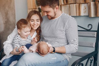 Evde oturan sevimli bir aile.