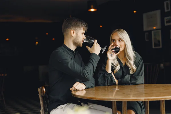 Romantisches Paar trinkt Wein im Restaurant — Stockfoto