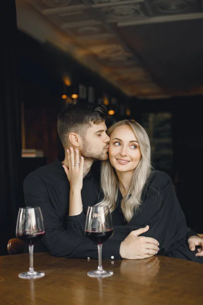 Paar umarmt sich und trinkt Wein im Café — Stockfoto