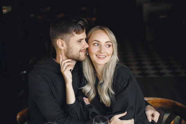 Paar umarmt sich und trinkt Wein im Café — Stockfoto