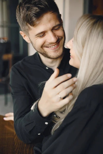 Nahaufnahme Porträt eines verliebten jungen Paares, das sich umarmt — Stockfoto