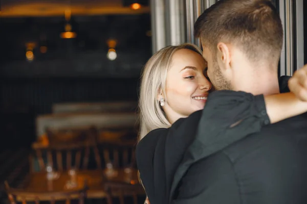 Romantisches junges Paar umarmt sich am Café-Fenster — Stockfoto
