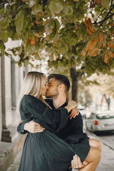 Glückliches junges Paar umarmt und küsst sich im Freien — Stockfoto