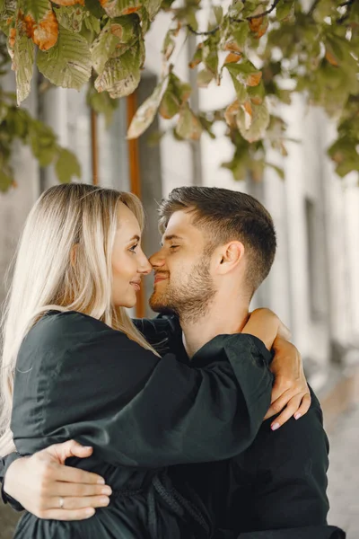 Felice giovane coppia abbracciare e baciare all'aperto — Foto Stock