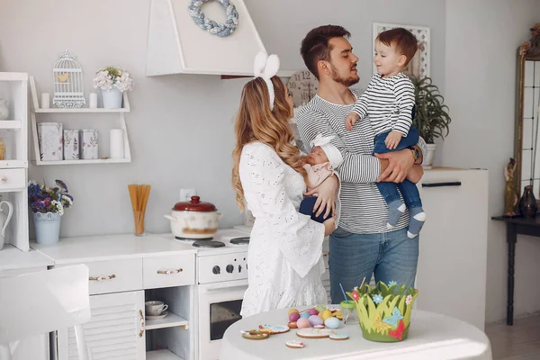 Familia con hijo pequeño en una cocina — Foto de Stock