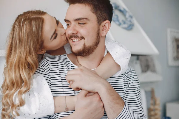 Hermosa pareja pasar tiempo en una cocina — Foto de Stock