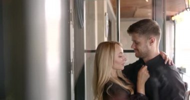 Güzel insanlar restoranda sarılıyorlar.