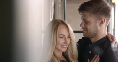 Güzel insanlar restoranda sarılıyorlar.