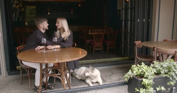 Młody chłopak i dziewczyna mając romantyczną randkę w restauracji — Wideo stockowe