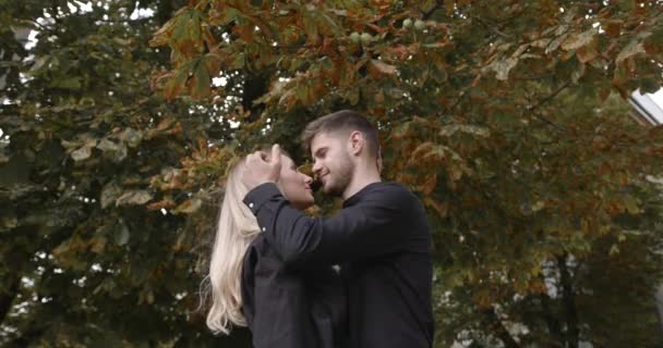 Couple aimant européen se regardant debout à l'extérieur — Video