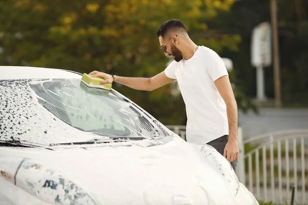 Pria India mencuci transportasi putihnya pada pencucian mobil — Stok Foto