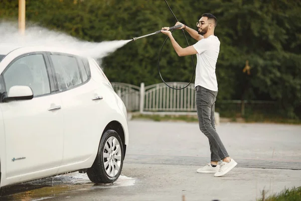 Pria India mencuci transportasi putihnya pada pencucian mobil — Stok Foto