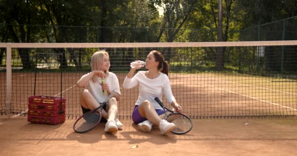 Δύο γυναίκες πίνουν νερό μετά τον αγώνα τένις. — Αρχείο Βίντεο