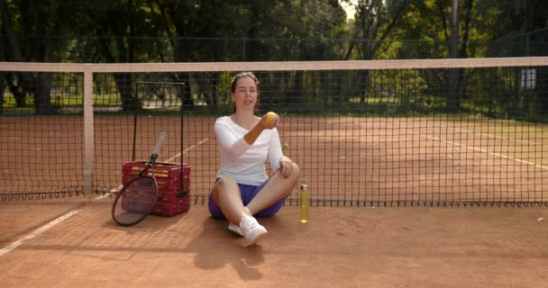 Kadın dışarıda tenis topuyla pratik yapıyor. — Stok video