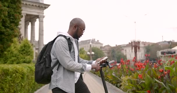 Jeune rouleau noir au téléphone sur la ruelle — Video