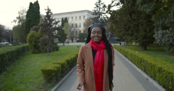 Joven chica negra salta de la felicidad en el callejón — Vídeo de stock