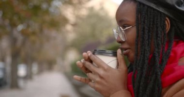 Kahveli çekici siyah kız sokağa çıkıyor.