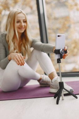 Spor üniformalı kız evde yoga yapıyor.