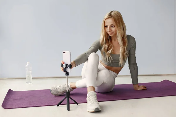 Girl in a sports uniform make yoga at home — Φωτογραφία Αρχείου