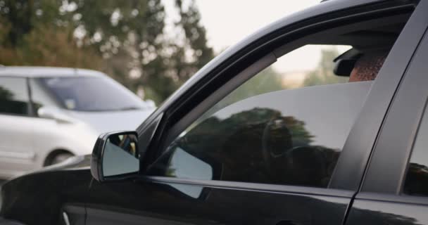 Νέοι μαύροι οδηγοί πίσω από το τιμόνι ενός αυτοκινήτου — Αρχείο Βίντεο