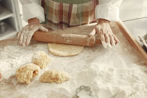 Famille cuisinez la pâte pour les biscuits — Photo