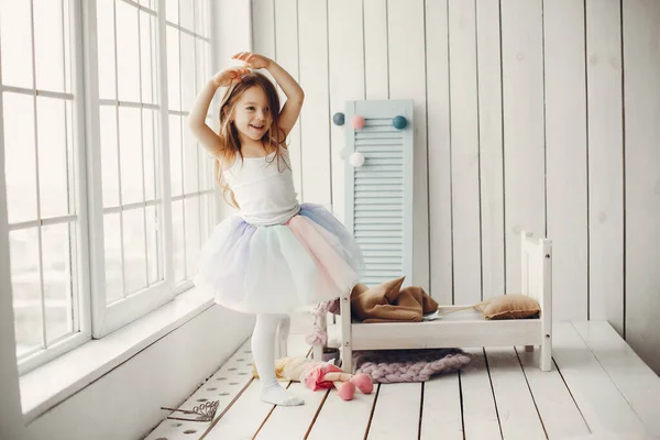 Nettes kleines Mädchen tanzt zu Hause — Stockfoto