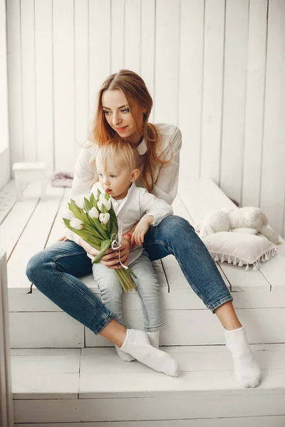 Madre con un niño pequeño en hme — Foto de Stock