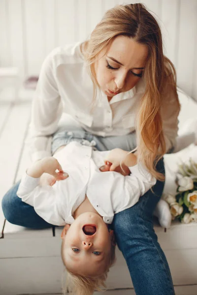 Mother with little child at hme — Stock Photo, Image