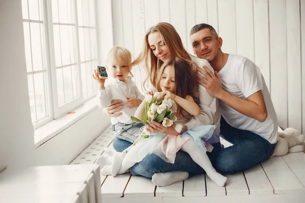 Niedliche und große Familie sitzt zu Hause — Stockfoto