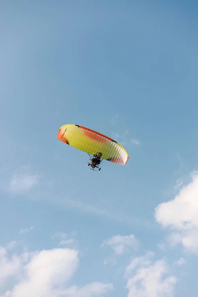 A person paragliding in a sky on a clear day — Stock Photo, Image