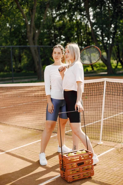 Två europeiska idrottare kvinnor på tennis lekplats — Stockfoto