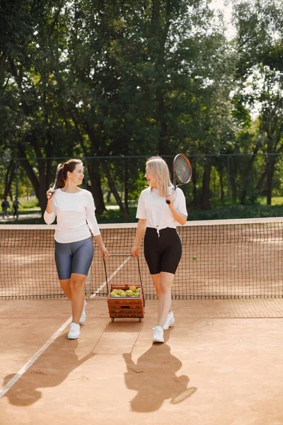 Dos atletas europeas en el parque infantil de tenis — Foto de Stock