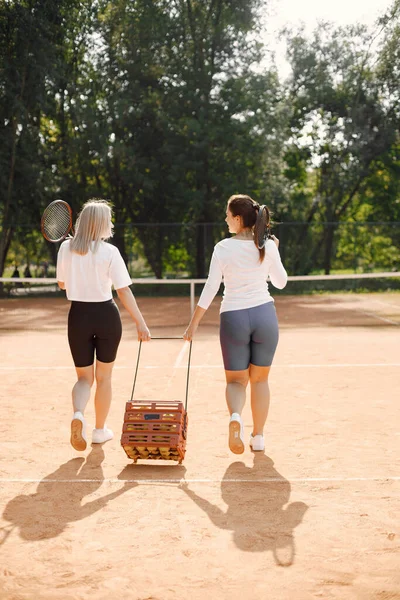 Due atlete europee al campo da tennis — Foto Stock