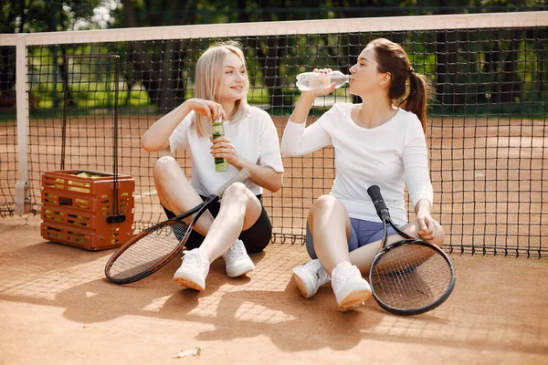Le amiche che si riposano dopo la partita di tennis — Foto Stock