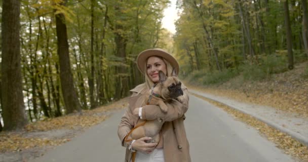 在路上抱着宠物的快乐时尚女人 — 图库视频影像
