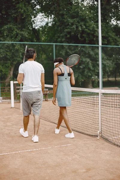 Dos tenistas con raquetas en las manos después del partido — Foto de Stock